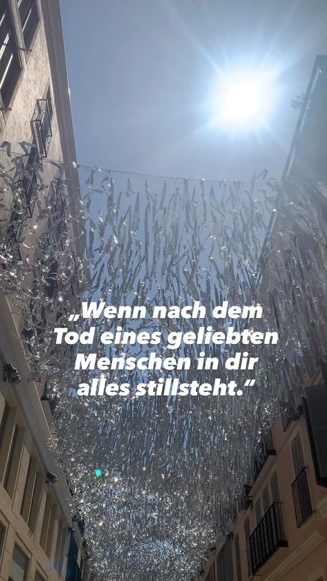 Der Verlust eines geliebten Menschen verändert die Welt von einem Moment auf den anderen.
Plötzlich wirkt alles anders: Geräusche, Farben, das Leben draußen – alles läuft weiter, als wäre nichts geschehen. Und trotzdem steht in dir alles still.
Es ist normal, dass Trauer sich schwer, leer oder überwältigend anfühlt. Dein Herz sucht Halt, dein Körper nach Sicherheit. Vielleicht merkst du, dass Gedanken, Gefühle und Erinnerungen ständig gegeneinander kämpfen – ein ständiges Hin und Her zwischen Schmerz, Sehnsucht und dem Wunsch, wieder zu atmen.
Es gibt kleine Wege, um dich in solchen Momenten zu stabilisieren und wieder etwas Verbindung zu dir selbst zu spüren. Eine besonders sanfte Methode ist Erdung in der Natur.
Kurze Erdungsübung
Geh nach draußen an einen Ort, der sich sicher anfühlt – Garten, Park oder Waldweg.
Stelle deine Füße fest auf den Boden und spüre dein Gewicht. Stell dir vor, wie du wie Wurzeln in die Erde sinkst – getragen und stabil.
Schau dich bewusst um und nenne innerlich drei Dinge, die du sehen kannst. Atme tief ein und aus und spüre, wie du wieder etwas Halt findest.
Selbst ein einziger bewusster Atemzug, ein Moment der Wahrnehmung, kann die Schwere etwas lindern. Du musst nicht alles auf einmal tragen – jeder kleine Schritt, jede Pause ist ein Zeichen von Stärke.
Trauer ist ein Weg, der Zeit braucht. Und du musst ihn nicht allein gehen.
Wenn du gerade denkst: „Ich schaffe das nicht allein“ – du musst es auch nicht.
Ich begleite dich achtsam und individuell: im 1:1 oder in einem meiner Online‑Programme, in deinem Tempo und auf deine Weise.
Deine Fiorina
#trauerbegleitung #tauerbewältigung #trauerprozess #psychosozialeberatung