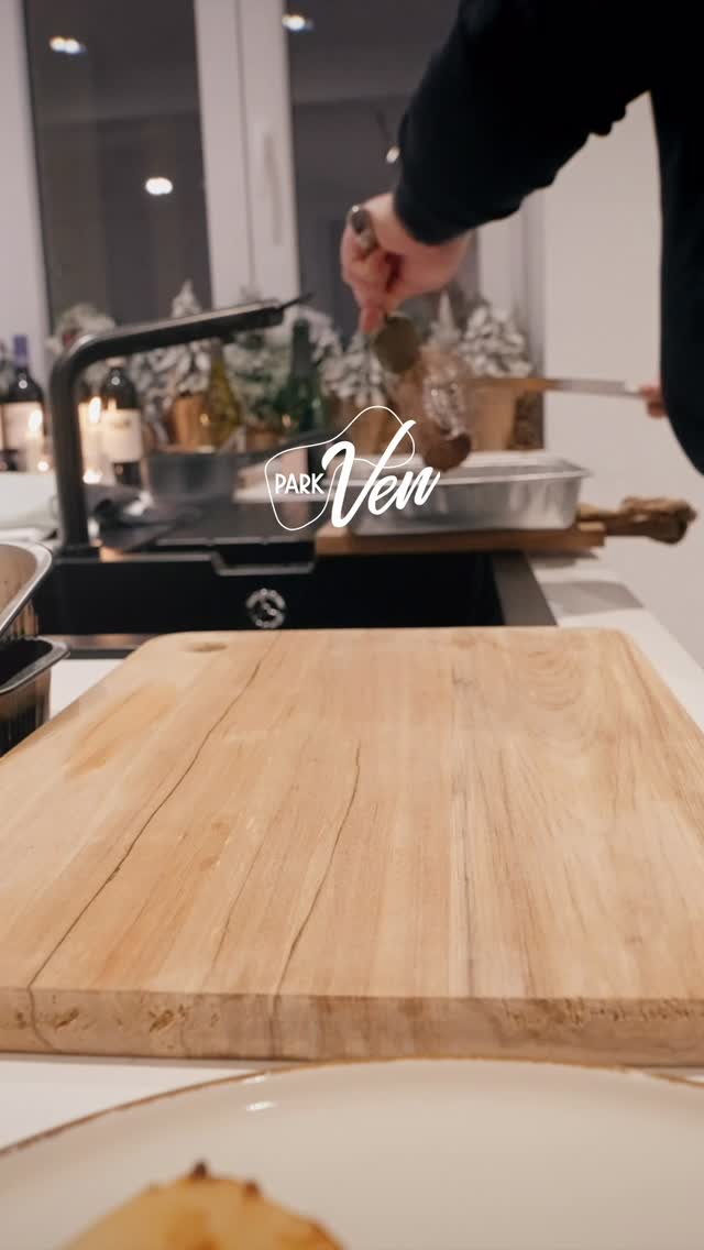 🎬 Deel 1 van onze nieuwe mini-serie over de thuisgerechten!
Met het keukenteam testten we elk gerecht, proefden we, sleutelden we en perfectioneerden we tot het écht Park Ven waardig was.
Zo ben jij straks zeker van gerechten die indruk maken bij jouw feesttafel. 🎄
Vrijdag deel 2 met een smaaktest van de hapjes.