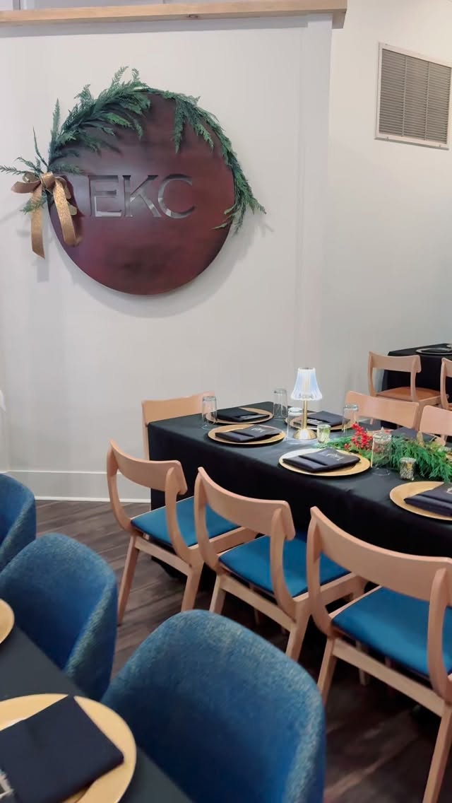 A very merry dinner at @emberhouma tonight! All the cedar & berries are fresh stems! It smells heavenly in Ember tonight! πβ€οΈπ
π» stunning champagne wall provided by @swell.design.media #eventflorist #florist #downtownhouma #smallbusiness #christmasflowers