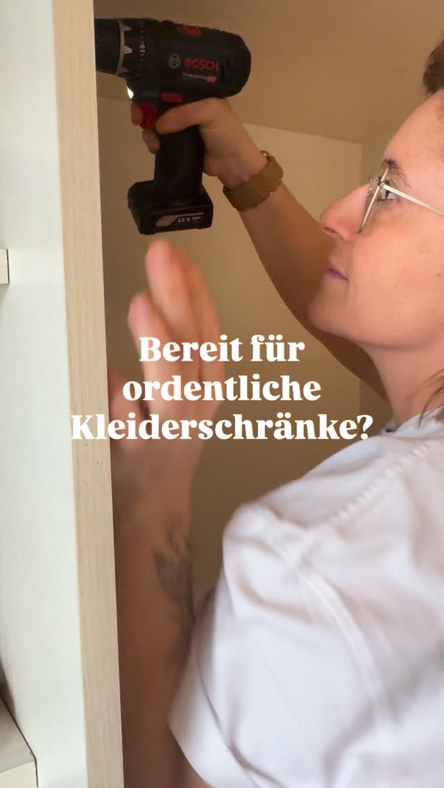 Kleiderschränke können einem manchmal den letzten Nerv rauben.
Man hat gefühlt 1.000 Teile – und trotzdem nichts zum Anziehen.
Was wir als Team in 16 Stunden geschafft haben, war einfach unfassbar:
Zwischen purer Freude und kurzer Verzweiflung haben wir gemeinsam Klarheit, Leichtigkeit und Systeme für vier Kleiderschränke geschaffen.
@feli.nized
@the_structured_home
Ein riesiges Dankeschön an @oliverroggisch und seine Familie – für euer Vertrauen und die herzliche Gastfreundschaft.
Wir haben uns sehr wohlgefühlt… und kommen gerne wieder. 😉
Dieses Projekt war das letzte für 2025 – und es hätte nicht schöner sein können. ❤️
Du brauchst auch mehr Klarheit und ein Ordnungssystem? Dann meld dich gern bei einem kostenlosen Erstgespräch bei mir!
ORDNUNGSSYSTEME FÜR ZUHAUSE
PROFESSIONELLE ORDNUNGSBERATUNG
EFFIZIENTE RAUMORGANISATION
INDIVIDUELLE AUFRÄUMHILFE
#kleiderschrankorganisation #ordnungmachtglücklich #ordnungsexpertin #ordnung