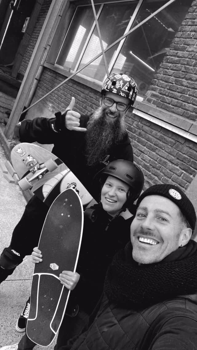 What a morning!
Today we had a sweet surfskate session on the Wave, and @bieke_la en @philip.the.hunter really pushed their limits. We mixed kickturns and top-of-the-ramp starts into the lesson for that extra boost of speed.
After a bit of understandable hesitation and some doubts, they dug deep, showed real perseverance, and absolutely nailed the exercises. And yes… plenty of encouragement was included — as it should be!
Top session. Super vibes. See you both soon!
#surfskate #surfsession #surfskatewave #pushyourlimits #goodvibesonly #progression #surfsoul #surfskatecommunity #belgiumsurfskate #stoked