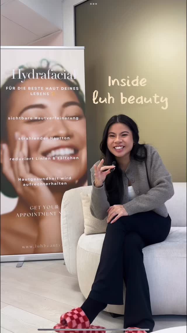 ✨ Willkommen bei Inside LUH Beauty ✨
Ab heute nehmen wir euch ein bisschen mit hinter die Kulissen von unserem Studio. Hier bekommt ihr kleine Einblicke in unseren Alltag, unser Team und alles, was LUH Beauty ausmacht. 💗
Den Anfang macht eine unserer Gründerinnen Hien, die mit ganz viel Herz und Leidenschaft LUH Beauty aufgebaut hat. Heute bekommt ihr einen ersten Eindruck davon, wer hinter dem Studio steckt. ✨
Wir hoffen, euch gefällt unser neues Format – und wir freuen uns schon darauf, euch in den nächsten Wochen den Rest unseres Teams vorzustellen. 🤍