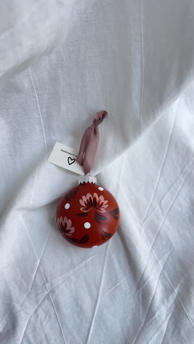 the here’s only a few left in the colours copper & blue ✨ if you want one get your hand-painted christmas baubles quickly 🎄
or paint your own ones - it’s so much fun ☺️
#christmasbaubles #illustration #handpainted
