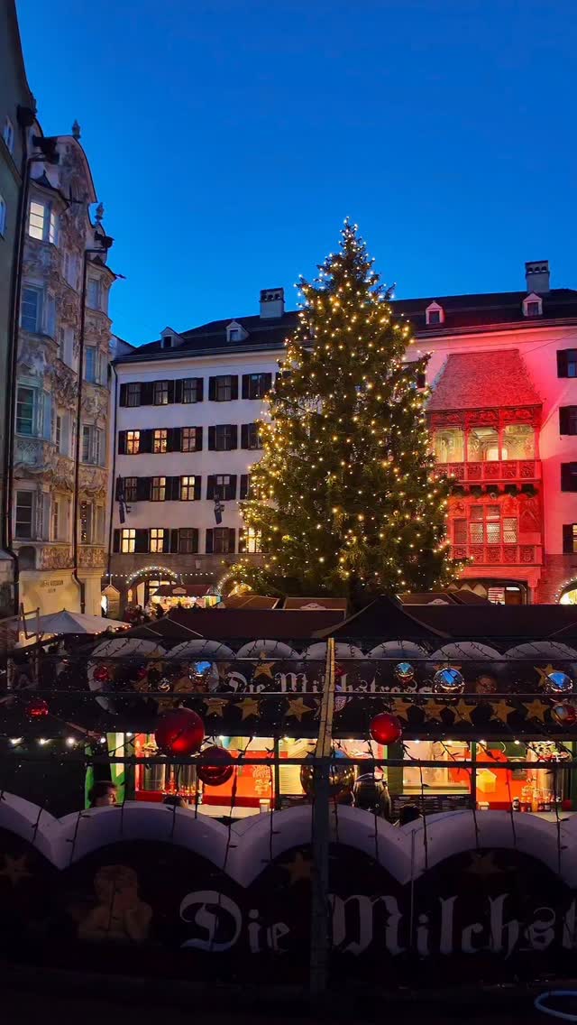 O Natal em Innsbruck parece um cartão-postal vivo: luzes cintilando, montanhas nevadas ao fundo e um dos mercados mais charmosos da Áustria.🇦🇹
Entre casas coloridas, barraquinhas de artesanato, doces típicos e música natalina, o mercado de Innsbruck transforma a cidade em um cenário irresistível.
É o lugar perfeito para quem ama esse clima natalino que só os Alpes conseguem criar.
Se você sonha em conhecer mercados de Natal da Europa, Innsbruck precisa entrar no seu roteiro!