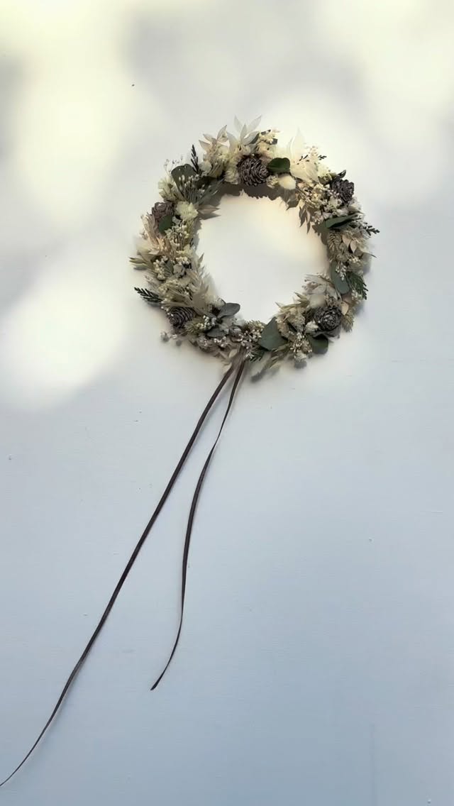 {🎁🌲✨} Idées cadeaux artisanales
Vous cherchez un cadeau original, fait main et prêt à offrir?
Sur l’e-shop, vous trouverez des créations artisanales réalisées avec des fleurs séchées durables.
Box DIY fleuries à réaliser chez soi
Bougies fleuries parfumées
Bouquets et couronnes en fleurs séchées
Des cadeaux qui durent dans le temps et qui font vraiment plaisir!
Dernière commande demain 12h pour une livraison avant Noël !🌲
Lien en bio pour commander