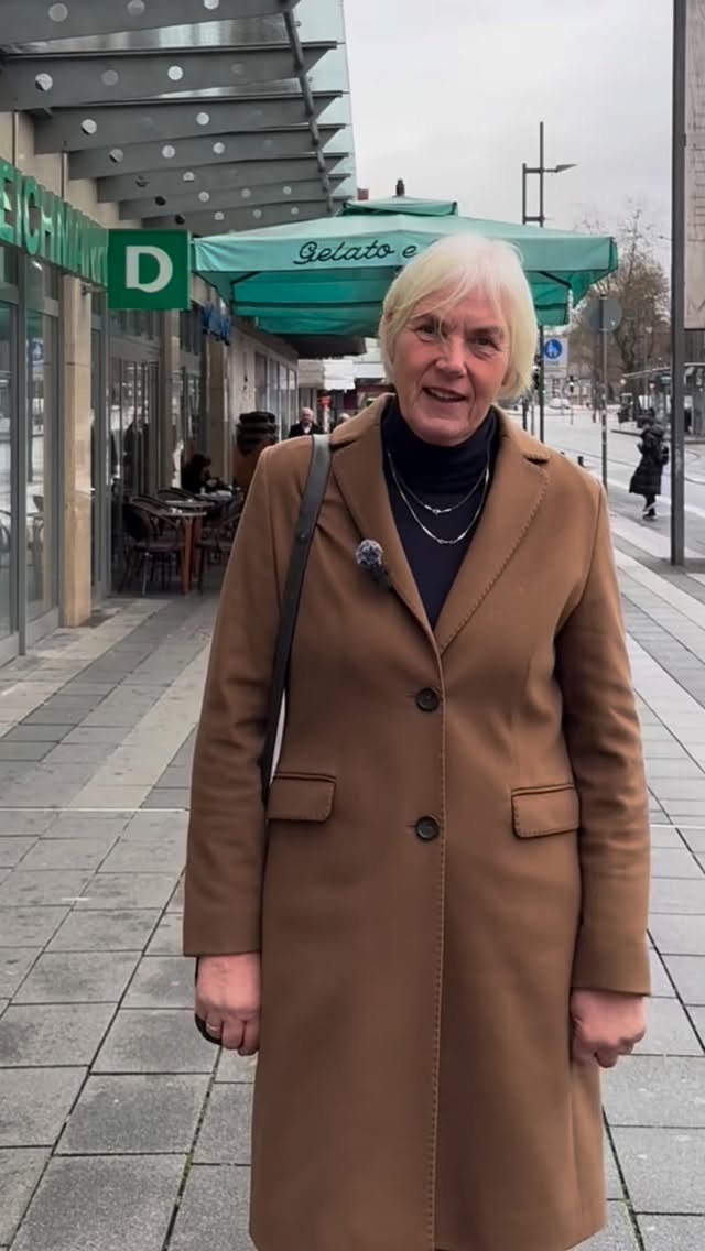 Herzlichen Dank an die @ju_gelsenkirchen für die heutige Einladung zur Charity-Aktion „Kino für den guten Zweck“. 🎞️🍿
Bei der Gelegenheit haben sich knapp 100 Personen gemeinsam einen Kinofilm angesehen und dabei fleißig Spenden für das KinderHaus des Caritasverbandes Gelsenkirchen gesammelt! 🎄🕯️
Eine starke Aktion und ein großartiges Engagement der dortigen Ehrenamtler! 🚀💪🏻
#jungeunion #gelsenkirchen #charity #anettebunse #landtagnrw #gladbeck #bottrop #patentante #cdunrw