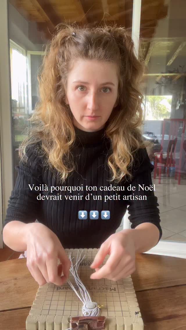 3 raisons d’offrir un cadeau de Noël à un petit artisan ⬇️⬇️⬇️
1️⃣ Un cadeau unique
Chaque bijou que je crée est fait main, pensé avec soin et amour. Il n’existe pas deux pièces identiques, et offrir un bijou artisanal, c’est offrir une histoire, une émotion, un petit éclat de personnalité. Contrairement aux produits standardisés des grandes chaînes, chaque création est vraiment unique, comme la personne à qui vous l’offrez. 💎
2️⃣ Un geste qui a du sens
En choisissant un petit artisan, vous soutenez une démarche humaine et locale. Votre cadeau participe à l’économie circulaire, valorise le savoir-faire et permet à des créateurs passionnés de continuer à vivre de leur art. C’est un Noël plus conscient, où votre geste a une portée réelle et durable. 🌿
3️⃣ Éthique et slow fashion
Dans un monde où la fast fashion produit à la chaîne, souvent au détriment de la planète et des conditions de travail, offrir un bijou artisanal, c’est faire le choix de la qualité, de la durabilité et de l’éthique. Chaque pièce est conçue pour durer, réalisée avec des matériaux soigneusement sélectionnés et dans le respect des valeurs de slow fashion. C’est un cadeau qui a du sens, qui respecte la planète et les personnes derrière la création. ✨
🎄 Offrir un bijou artisanal, c’est donc allier originalité, conscience et beauté, un Noël qui a du cœur et du sens.
#BijouArtisanal
#SlowFashion
#CadeauDeNoël
#FaitMainAvecAmour
#ArtisanatLocal
#BijouUnique