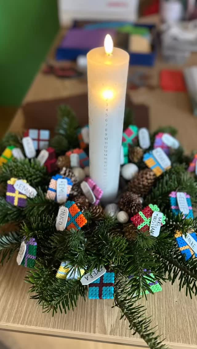 DER BLEV KLIPPET OG KLISTRET OG JULEPYNTET til den helt store guldmedalje over hele skolen i dag 😃✂️🎄🎅
Juleklippedagen er én af skoleårets allerhyggeligste dage, og den faldt i år på netop den 1. december, så julestemningen og forventningens glæde var helt i top og til at tage at føle på 🤩🎄😍
De yngste elever i 0. og 1. klasse pyntede Det Grønne Hus, og der var - traditionen tro - stor og skøn opbakning fra både forældre og bedsteforældre, der havde mulighed for at være med 🥰
De ældste elever i 10. klasse var mest optagede af at gøre noget for andre i dag, så de startede med at sætte gang i alle klasser til en kæmpe omgang ‘Nu’ det jul igen’ rundt på hele skolen 😅 Sikke en fest 🥳
Da de havde fået pulsen lidt ned igen, tog 10. klasses-eleverne til plejecentret Koloritten for at julehygge 😃
Hyggen bestod bl.a. i at lære de ældre at spille på boomwhackers 🎶 og så spillede de pakkespil og sang julesange sammen, inden ‘det ringede ud’ for en dejlig julehyggedag 🥰
Resten af skolen julehyggede og pyntede - også med de forældre, der kunne - mens de spiste æbleskiver og hørte julemusik 🥰
Nu er vi bare KLAR til december og den søde juletid 😃🎄❤️⭐️
#Juleklippedag #Julehygge #Jul #Frivillighed #NuErDetJulIgen #Fællesskab #Friskoleliv #Friskole #HerningFriskole #EtGodtStedAtLæreVæreOgVokse