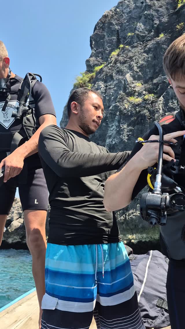 @wanjakkrit.ud is one of the amazing local guide you can find in Krabi but He is to scare of his wife to dive with women #boysonlyormywifewillkillme 🤣🤣🤣. Come enjoy local dive in Krabi with @localdivingkrabi #thailand #krabi #diving #underwater