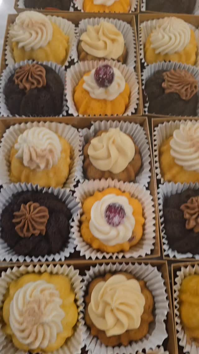 Come see us tomorrow at James River Cellars Winery for a super fun pairing with my Boozy Bundt cakes and their delicious wine! We'll be there from 12pm-5pm.
You should probably come early before I drink all the Chambourcin and Snowy White. 😘
#bundtcake #shoplocal #ashland #holidaybaking #wine
James River Cellars Winery