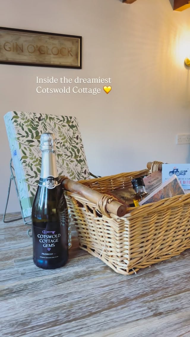 Magnolia Cottage in Moreton in Marsh has so much Cotswold Charm!
The views.
The furnishings.
The exclusive welcome hamper.
The log burner.
Just Dreamy 🥰.
#cotswolds #cotswoldcottagegems #bourtononthewater #cotswoldlife #holidaycottage #hiddengems #cotswoldcottage