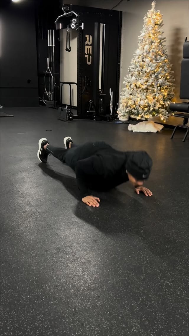 Short on time but still want a solid sweat? Save this one.
15-minute bodyweight HIIT you can do anywhere, no equipment needed.
Format (6 rounds):
• 30 sec each movement (2 minutes of nonstop work)
• 45 sec rest between rounds
Movements:
– Walk-out push-up + shoulder taps
– Jump squats
– Seesaw lunges (switch legs at 15 sec)
– Crab toe taps
12 minutes of work + a few short rest breaks and you’re done.
Perfect for busy days, travel, or when you just need to move and break a sweat.
Save it, try it, and let us know how it hits.