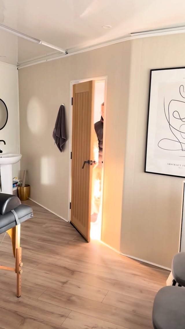 From opening the clinic in the morning to the final stretch at the end of the day — here’s a little look behind the scenes at Ando Wellness 💙
Sports massage, physio, recovery work… every session tailored, every client treated with care.
Thanks for trusting us with your bodies, your pain, and your progress.
Liverpool, you keep us going 🙌
Booking link in bio!
#AndoWellness
#LiverpoolMassage
#LiverpoolPhysio
#SportsMassageLiverpool
#AintreeClinic
#MSKTherapy
#DeepTissueMassage
#PhysioTreatment
#RecoverBetter
#PainReliefClinic