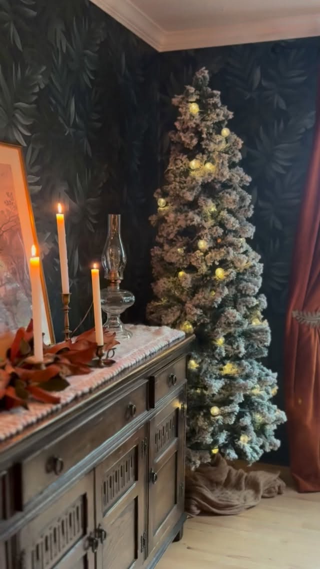 Ambiance is my love language. 🕯️
#DeGianniDesigns
#SoulfulLivingArtfullyDesigned
#HolidayStyling
#ChristmasAtHome
#FestiveDetails
