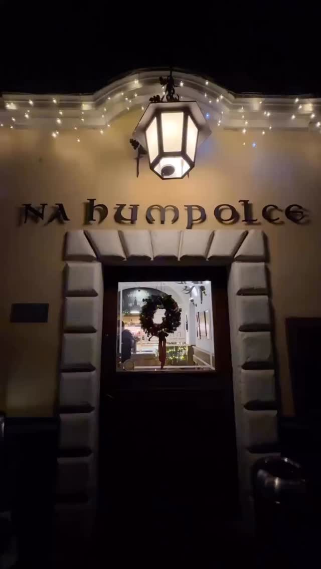 🎄 Adventní víkend Na Humpolce
Užij si poslední advent v pohodové atmosféře – grilujeme, svaříme a potkáváme se! ✨
🔥 Na co se těšit?
• Klobásky z grilu & grilovaný oštěpok
• Svařák a punč na zahřátí
• Předvánoční chill u ohně
• Při nepřízni počasí se akce přesouvá dovnitř hospůdky
📍 Sobota + Neděle | 20.–21. 12. | od 16:00
🍞 Vánočky k objednání do 19. 12.
🛍️ Vyzednutí 20.–23. 12. | 185 Kč
Pozvi přátele, obleč si čepici a stav se na kus adventu. ❤️