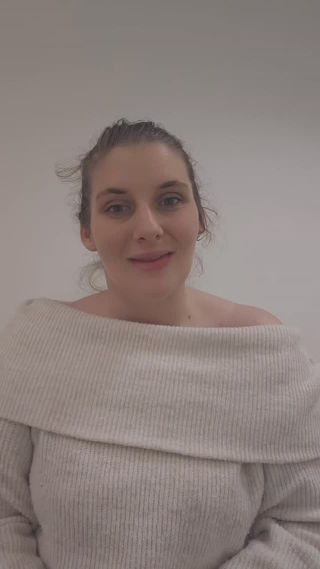 🎨 Workshop Sprayed Edges – maak van jouw boek een kunstwerk!
📍 Standaard Boekhandel Zonhoven
📅 Zaterdag 6 december
🕒 Start 17u30
Zin in iets creatiefs én bookish?
Tijdens deze workshop beschilderen we zelf boekranden — de bekende sprayed edges, maar dan helemaal uniek en persoonlijk. ✨
💸 Deelnemen kost €20,- (materiaal inbegrepen)
📚 Je brengt je eigen boek(en) mee of koopt er eentje in de winkel.
De workshop is voor jong én oud — iedereen kan meedoen.
Je hoeft écht geen kunstenaar te zijn.
Er zijn sjablonen, stencils, voorbeeldontwerpen… alles ligt klaar zodat iedereen mee kan doen, hoe creatief je jezelf ook vindt.
En geloof me: het resultaat wordt geweldig — want er bestaat er maar één zoals die van jou.
Perfect als cadeautje… of gewoon voor jezelf als kroonjuweel in je boekenkast.
(En nee, boeken worden niet beschadigd — we werken met aangepast materiaal 😉)
📩 Inschrijven:
→ sb.zonhoven@standaardboekhandel.be
of via mijn website onder Events → Workshop.
Heb je een heel specifiek idee? Laat het weten, dan voorzie ik het juiste materiaal.
📌 Opgelet voor de duidelijkheid i.v.m. copyright:
De voorbeeldfoto’s die gebruikt worden ter inspiratie zijn via Pinterest gevonden en zijn niet door mij gemaakt.
#sprayededges
#bookishworkshop
#boekliefde
#bookstagramnl
#creatieveworkshop
#standaardboekhandel
#zonhoven
#boekentips
#boekencadeau
#auteursleven