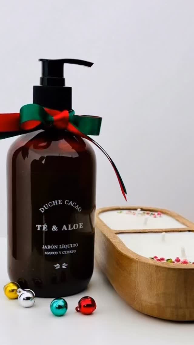 kit Brisa de Verbena
Descripción:
Un delicado ritual de bienestar que envuelve tus sentidos con la frescura natural de la verbena. Brisa de Verbena combina una vela aromática que ilumina y perfuma suavemente el ambiente con un jabón líquido de aroma fresco y revitalizante, ideal para transformar los pequeños momentos cotidianos en instantes de calma y renovación. Perfecto para regalar o regalarte una pausa fresca y luminosa. 🌿✨#kitsderegalo #jabonesartesanales #velasdecorativas #velasaromaticas #regalosespeciales❤️️ #jabonliquido