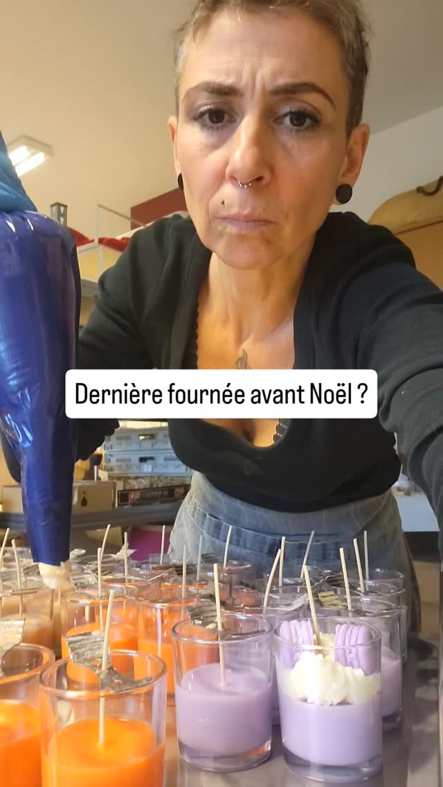 Activation maximale avant le rush, avec les nouvelles bougies parfumées aux bonbons à la violette 😅
Et oui, je chante en travaillant 😆
Devinez qui j'écoutais ? 😅