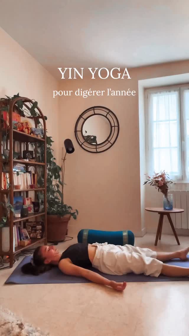 Bientôt une année qui prend fin et waw, beaucoup de choses se sont passées 🔥
Cette pratique de yin, centrée sur l’élément Terre et les méridiens rate et estomac, est exactement ce qu’il te faut pour digérer tout ce que tu as vécu ! Le bon comme le moins bon.
La Terre, c’est l’élément de la transition, l’offre d’une pause entre deux chapitres: apprécier ce qui est là et trouver la sérénité pour le futur ! 🚀
Petit bonus: prends un carnet et écris
🍬 ce qui s’est adoucit chez toi cette année
🌬️ ce que tu es prêt.e à laisser partir
🪐 ce à quoi tu es prêt.e à t’ouvrir
Allez, profites-en ! Ça fait toujours du bien un peu de yin 🫶🏽
Sauvegarde ce post pour plus tard ! 📌
#yinyoga #yinyogafrance #yogaathome