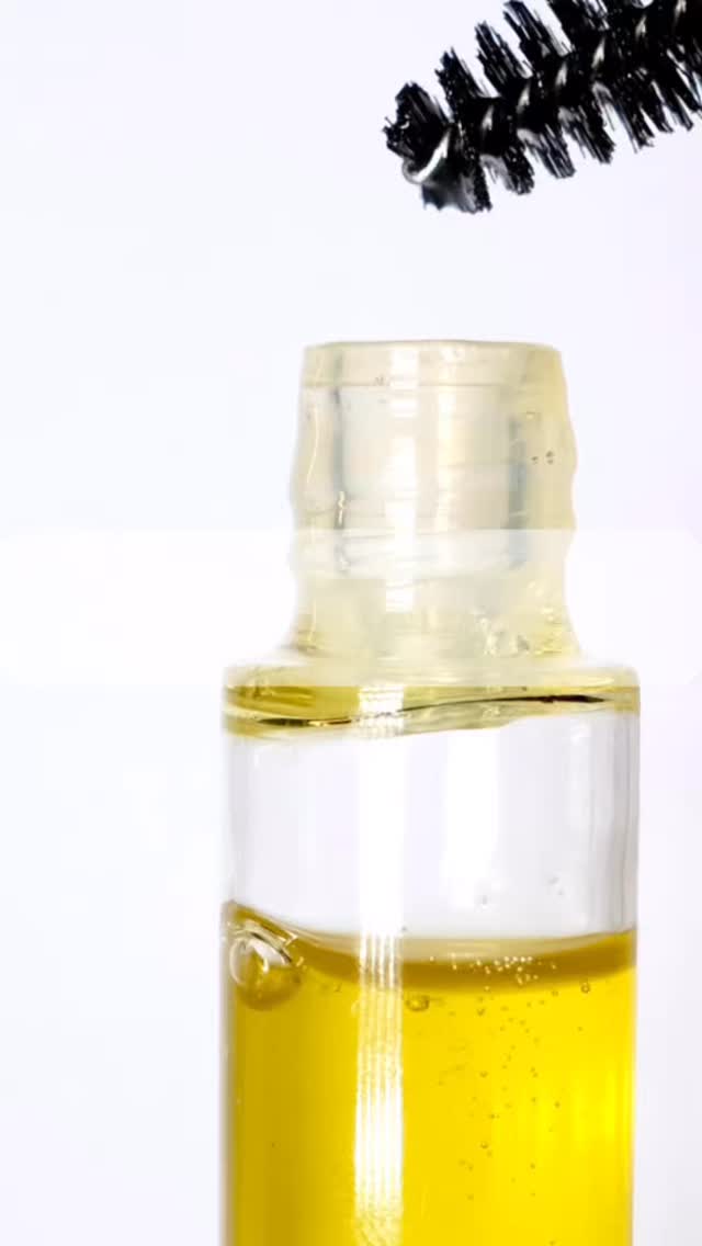 Our Brow & Lash Oil is a simple, nourishing blend designed to care for brows and lashes with gentleness and intention. Made with castor, jojoba and avocado oils, enriched with vitamin E, it helps nourish, protect and support stronger, healthier-looking brows and lashes over time. ✨
Lightweight and easy to use, it fits naturally into a daily or nighttime care routine. 🌱
#skin #brow #lashes #naturelover #skincarenatural