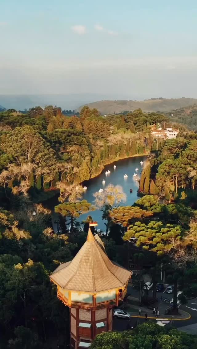 Para quem não conhece o Lago Negro, um dos principais pontos turísticos de Gramado, esse vídeo incrível registrado pelo @drone.cyrillo mostra um pouco das belezas do local.
Imagine-se correndo em volta do lago. Vale a pena colocar no seu calendário!
#LagoNegro #Gramado #VoltaaoLagoNegro #XtremeGramado #RioGrandedoSul