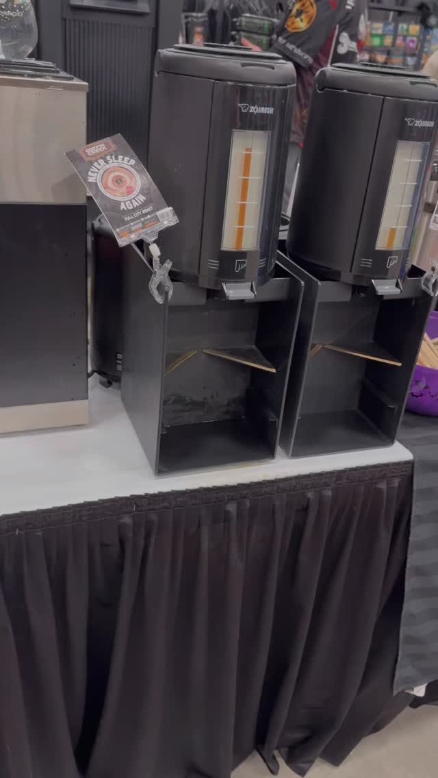 Niagara Falls Comic Con Holiday Edition is under way! Lots of great vendors with amazing Christmas gift ideas! Oh, and did I mention coffee makes a great gift?!