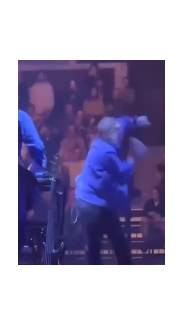 All in…
Hvad skal der egentlig til for at lykkes med noget, vi drømmer om?
Svaret er både enkelt og krævende:
Vi skal ville det, vi skal turde det, og nogen gange har vi brug for en hjælpende hånd til at sætte bevægelsen i gang.
Selv er jeg meget handlekraftig af natur. Jeg ved en del om igangsættelsesprocesser — men mit personlige afsæt er aldrig min primære tilgang, når jeg hjælper andre.
For vi er designet forskelligt, og al handling bør ske ud fra et økologisk sted: Et sted hvor realisme, mod, intuition og motivation går hånd i hånd.
At ville og turde kræver klarhed.
Og klarhed opstår ofte dér, hvor vores passion og potentialer begynder at tale tydeligt.
Nogle rejser begynder de mest uventede steder – men bevægelsen starter altid med ét ærligt skridt.
Hvis du længes efter at finde dit eget næste skridt, så er du velkommen til at få en Hologenetisk Læsning - indtalt som lydbrev
~ Link i bio.
…og nyd så denne video med Thom Yorke, der går ALL IN i sin dans.
🔸🧡🔸
Kærligst, Pernille
Video via Marina Musik
______________________________________
#magidecember
#kvinderiovergang
#overgangsritual
#gennøglerne
#intuition
#resonans
#overgang
#selvbevidsthed
#alignment
#essens
#frekvensarbejde
#autencitet
#vibration
#bevidsthedsarbejde
#selvudvikling
#kenddigselv
#selvomsorg