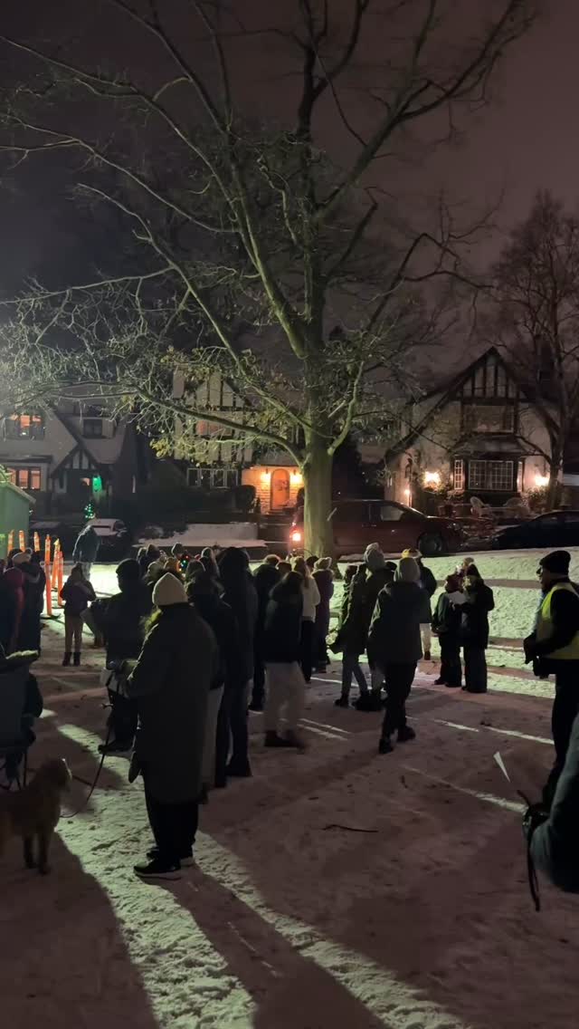 The tradition of carolling in #thebeach with the @salvationarmycanada continues! Enjoyed belting out some holiday classics with some hot chocolate and marshmallows, Santa even made a surprise visit!🎅