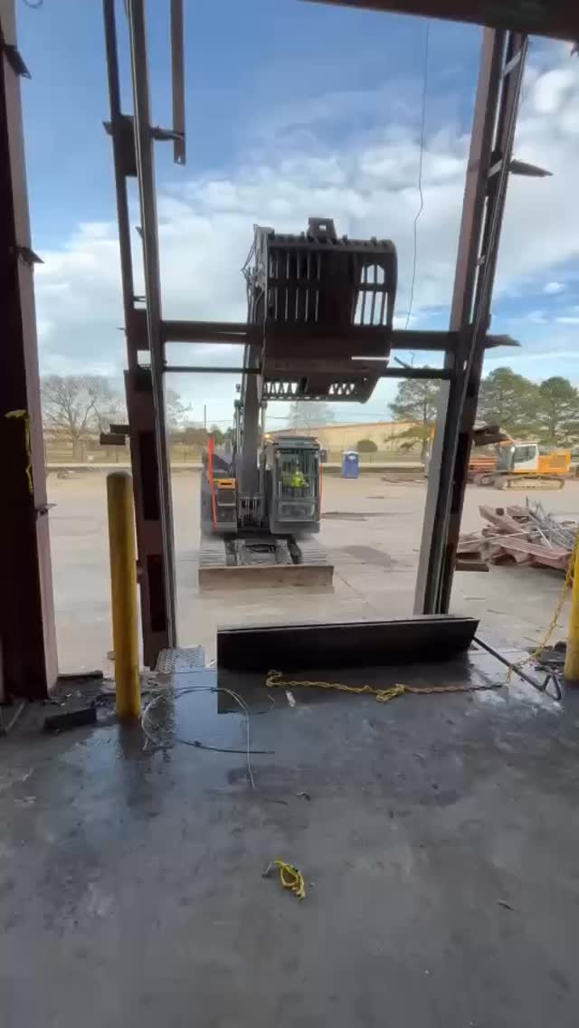 Crews with the finesse removing multiple high bay door frames. Keeping it safe and effortless 👌