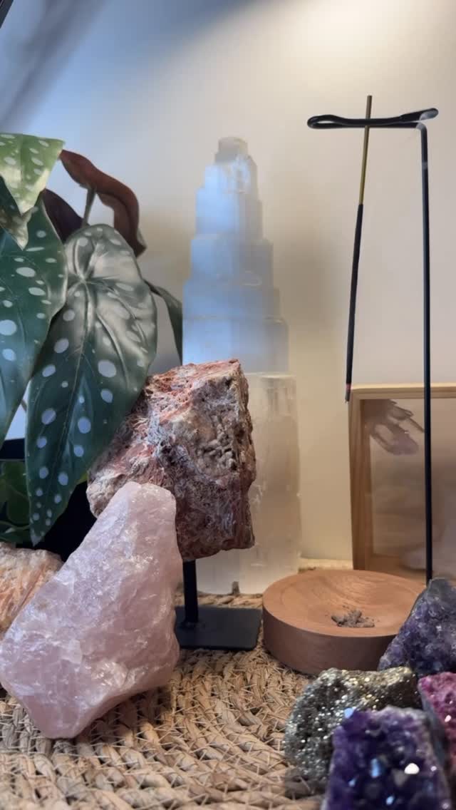 Wierook is meer dan geur.
✨ 1. Het zuivert jouw ruimte
De rook neemt zware, vastzittende energie mee en maakt plek voor licht, rust en helderheid. ✨ 2. Het verhoogt je trilling
Heilige geuren zoals Palo Santo, sandelhout of bloemige wierook brengen je direct in een hogere, warmere vibe—alsof je ziel even oplaadt. ✨ 3. Het brengt focus & innerlijke peace
Tijdens meditatie, werken of avondrituelen helpt wierook je terugkeren naar jezelf.
Eén ademhaling… en je voelt weer zachtheid. Wat is jouw favoriete wierook? Deel dit met een wierook liefhebber. #moonchildgoodies #cleansingritual #incensestıcks #spiritueel #spiritual