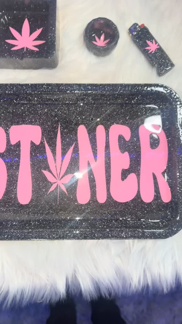 Ready To Ship
Stoner Rolling Tray Set
Glitter : Black Widow from @hesthatflyyguyydesignz glitter collection
Shop now at www.Hesthatflyyguyydesignz.com , go to Ready to Ship Tab.
All Ready To Ship items ship within 1 business day once payment is made .
#glitter #glitters #rollingtray #rollingtrayset #custom #custommade #giftideas #readytoship #crafter #fypシ #rollingtrays #glitterbomb #availablenow‼️ #shopnow #christmasgiftideas #customs