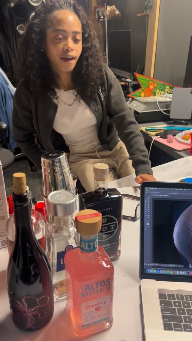 So we have @__taraea setting up the food and drinks as we kick off this Holiday Art Show. Stop by and say hello! Poet @dturdle will perform within the hour. Then Marsha Marie Design Fashion Show later. We got that Saturday night holiday love coming. 📸❤️👋🏽
#aitcmagazine #baltimore #freeevent #communitylove #art #onelove