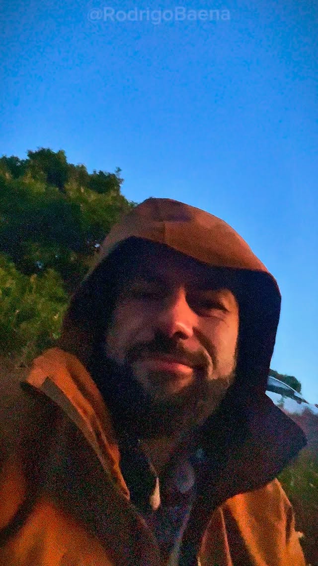 There’s a Brazilian song that reminds us:
just like the Sun, we must be reborn.
Every day the Sun rises without asking permission.
It simply returns — bright, patient, generous.
And maybe that’s our invitation too.
What needs to be reborn in us?
New ways of thinking.
New ways of connecting.
New ways of doing politics — with more care and less ego.
New ways of loving — with more presence and less fear.
New ways of taking care of one another — remembering that no one thrives alone.
Rebirth doesn’t mean forgetting who we were.
It means allowing ourselves to evolve.
To shed old skins.
To question what no longer serves life.
If the Sun can rise every morning after the darkness, so can we.
May we choose to be light — again and again. ☀️✨
——————————————-
(PORTUGUÊS)
Há uma música brasileira que nos lembra:
assim como o Sol, é preciso renascer.
Todos os dias o Sol nasce sem pedir licença.
Ele simplesmente volta — luminoso, paciente, generoso.
E talvez esse seja também o nosso chamado.
O que precisa renascer em nós?
Novas formas de pensar.
Novas formas de se conectar.
Novas formas de fazer política — com mais cuidado e menos ego.
Novas formas de amar — com mais presença e menos medo.
Novas formas de cuidar uns dos outros — lembrando que ninguém floresce sozinho.
Renascer não é negar quem fomos.
É permitir que a gente evolua.
É deixar cair as velhas peles.
É questionar tudo aquilo que já não serve à vida.
Se o Sol consegue nascer todos os dias depois da escuridão, nós também podemos
Que a gente escolha ser luz — hoje e sempre. ☀️