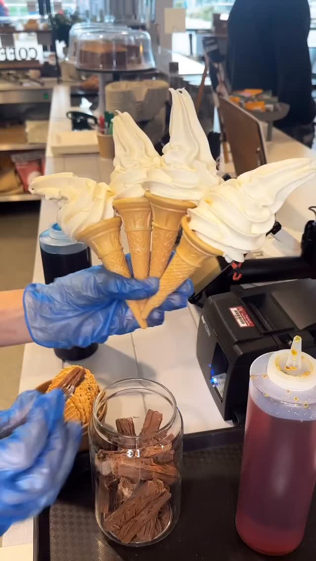 Four 99s, one hand… zero fuss 😎🍦
Pick your sauce: Chocolate? Caramel? Biscoff? Something wild?