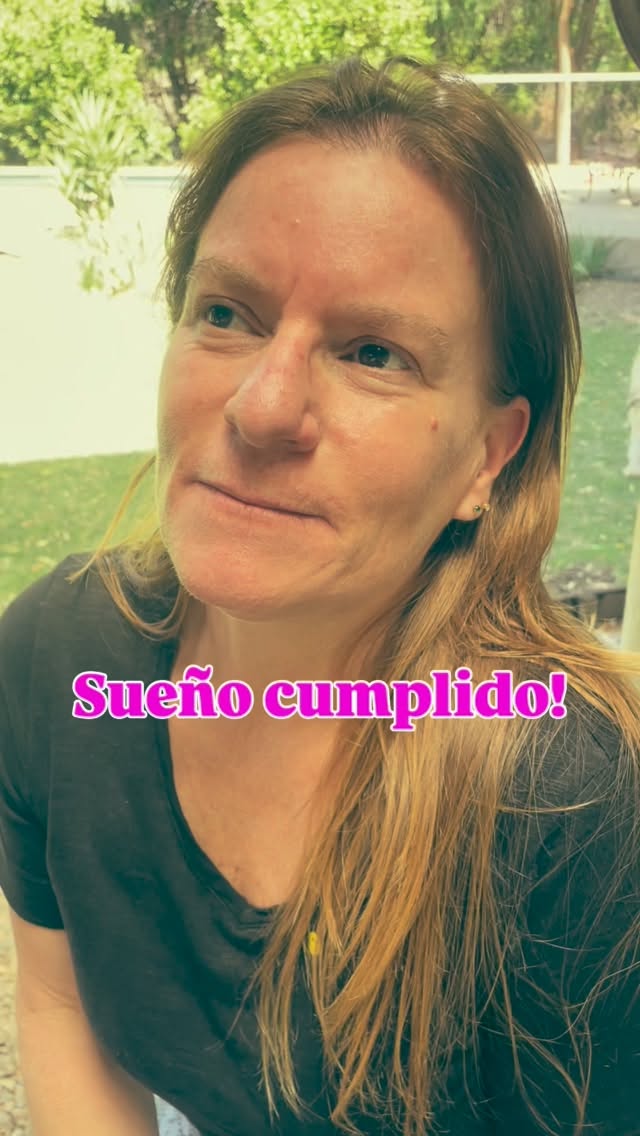 Al fin después de 20 años se pudo poner aritos, cuando le conté a la gringa de los aritos que yo pongo me miraba con cara de mmmmmm noseeeee 🤔y le dije déjame probarte los de mi abuela jajaja así que le saqué a mi abuela los que le había hecho yo jajajajaja (obviamente los desinfecté) y se los probé! La gringa no lo podía creer! Cero picazón ni se le puso rojo! Así que agarró papa y se perforó un par nuevo!
Que les parecieron?
Si a uds también todo les da alergia con @invernesschile se van a la segura :)
#inverness #perforacion #perforacionhumanizada #sueñocumplido