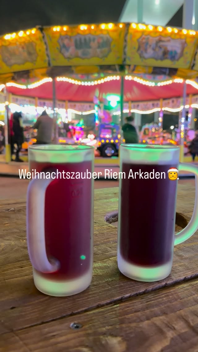 Der neue Weihnachtszauber auf dem Willy-Brandt Platz 5 vor den Riem Arkaden München vom 24.November - 23. Dezember 2025 täglich von 11-22 Uhr.
Wer die Vorweihnachtszeit liebt, kommt hier voll auf seine Kosten: Auf Weihnachtsfans warten über 20 verschiedene Buden, ein Kinderkarussell, eine Rollschuhbahn und ein fliegender Weihnachtsmann als Liveact! #weihnachten#food#weihnachtszeit #weihnachtszauber#weihnachtsmarkt