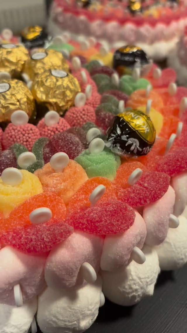 Dans notre petite boutique, l’ambiance a pris des airs d’atelier du Père Noël… mais version bonbons !
On nous a confié une mission de taille : 600 gâteaux de bonbons pour illuminer la période de Noël.
Depuis plusieurs jours, on enchaîne, on s’adapte, on optimise chaque minute et chaque paquet. Les doigts collent, les couleurs s’assemblent, les parfums sucrés envahissent l’atelier… et la fierté grandit un peu plus à chaque gâteau emballé. ❤️
Être une petite entreprise, c’est ça : relever des défis qui paraissent immenses, trouver des solutions, et mettre tout notre cœur dans chaque commande.
On a hâte que ces 600 douceurs enchantent les mains — et les yeux — de celles et ceux qui les recevront. ✨🎁