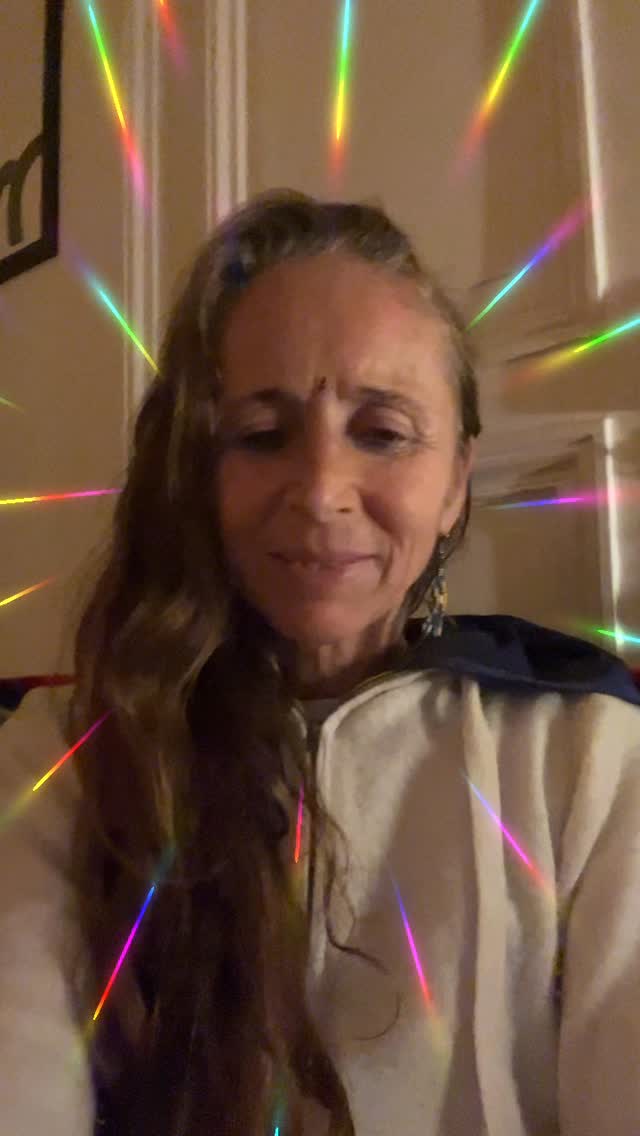 tu te sens fatigué et tu as envie de tester un cours de yoga et bien soit la bienvenue demain samedi 13 décembre de 14h30 à 15h30. Cours d'Yoga Kundalini sur Don libre à partir de cinq euros venir avec son tapis de yoga.
Le cours est gratuit pour mes élèves.
Vous pouvez venir avec qui vous voulez pour découvrir cette pratique extraordinaire.
rdv New Kid
27 rue du Capitaine Madon 75018
métro guy Môquet ou La Fourche
donnez à l'interphone New Kid
Ensuite je vous offrirai un goûter de Noël où je vous offrirai une boisson inspirante du romarin, de la rose, ou du Chai masala. Et quelques douceurs saines et bonnes pour notre santé.
Si vous n'avez pas terminé vos achats de Noël, vous pourrez regarder toutes les jolies créations que j'ai préparé moi-même ou avec des amis Artiste s!
Je vendrais des petits kimonos japonais en soi ou en coton. courts.ou en soie .
Il y aura des tods Bags et des sacs de tapis de de yoga, fait en wax de toutes les tailles..
Je vend des Encens naturels fait par une grand-mère au Kerala .
Il y aura aussi des diapason thérapeutiques, les petites coupelles en terre à la main pour mettre des bougies, chauffe plat et décorer vos tables de Noël, ou vos temples…
Je vend aussi des jupes indienne des pantalons indiens en soie...
Venez, nombreux avec joie de vous recevoir et de partager un moment pour échanger !!
#coursdeyogakundalini #coursyogasurdonlibre #marchédenoël #gouterdenoel #celebration
tout cela aura lieu dans une très belle maison chez New kid, production, 27, rue du capitaine Madon, 75018 Paris au métro, la fourche ou Guy Môquet !
Venez accompagné et je vous offrirai un petit bonus en plus.
Si vous venez pour le cours de yoga, apportez votre tapis, les portes seront ouverts à partir de 14 heures !