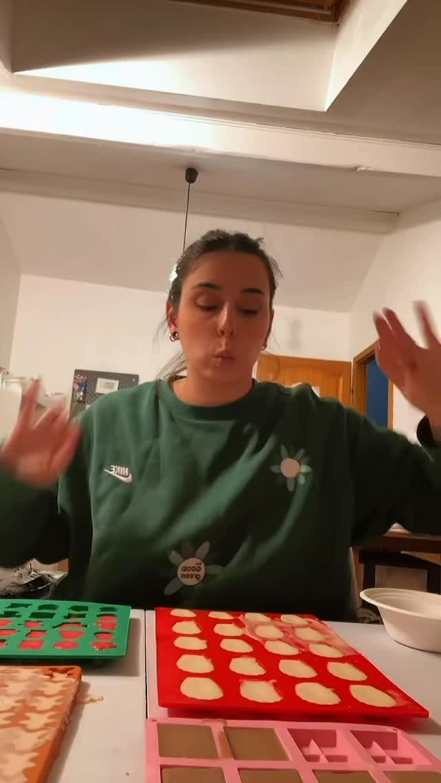 — CASE 6 & 7 👀
Vidéo démoulage des petits fondants parfumés du calendrier de l’Avent ✨
La case numéro 6 avec les petites tablettes de chocolat, odeur rocher praliné; parfait pour la Saint Nicolas 😻
La case numéro 7 avec des minis madeleines odeur madeleine, juste adorables 🥧
Et enfin des minis fondants verts et rouges (j’étais trop fière du rendu couleur 😂).
Alors, vous préférez lesquels ? Team Rocher praliné ou team Madeleine ? 💛
#artisan #artisanat #artisanatfrancais #bougies #bougiesparfumées #bougiespersonnalisés #bougiesnaturellesparfumées #bougiesartisanales #fondants #fondantsparfumés #parfums #madeleine #rocher #rocherpraline #metz #talange