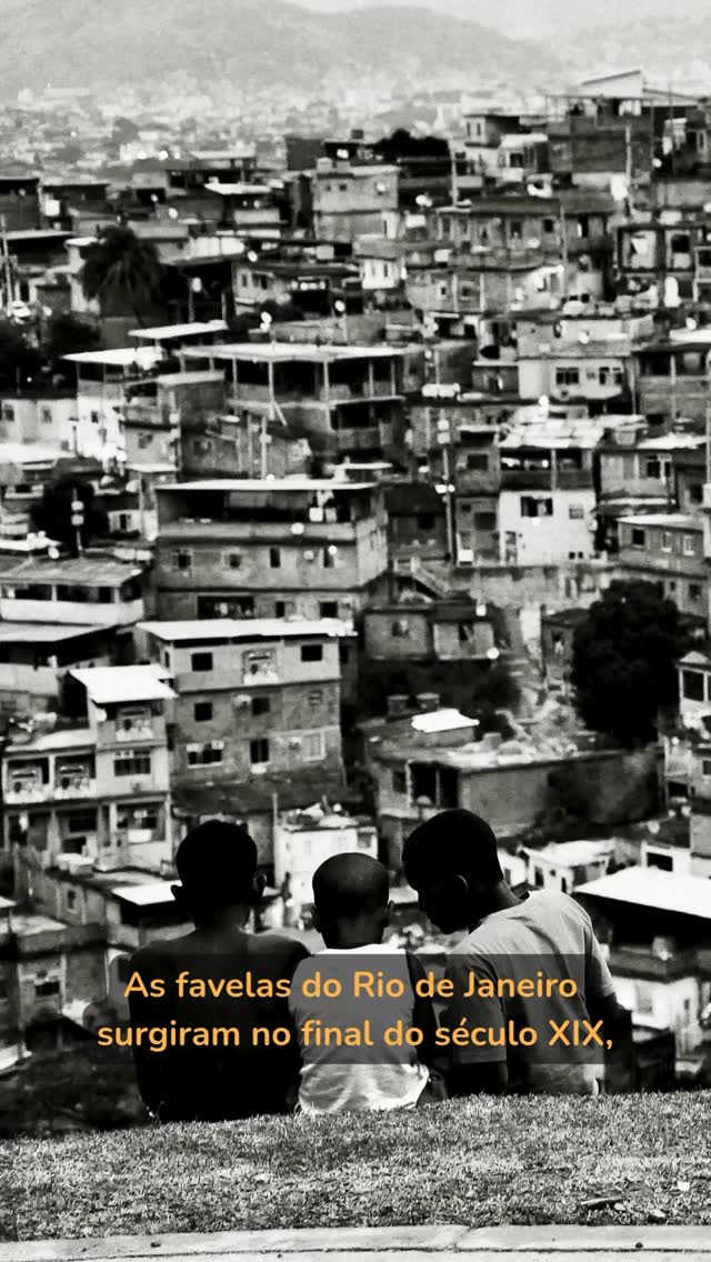 As favelas do Rio de Janeiro surgiram no final do século XIX como resultado direto de mudanças sociais, urbanas e econômicas na cidade.
O primeiro registro está ligado ao Morro da Providência, considerado a primeira favela do Brasil. Em 1897, soldados que haviam lutado na Guerra de Canudos, liderada por Antônio Conselheiro, voltaram ao Rio de Janeiro com a promessa de receber moradia. Como o governo não cumpriu o acordo, eles ocuparam um morro próximo ao porto e começaram a construir habitações improvisadas.
O nome “favela” surgiu por causa de uma planta típica do sertão baiano chamada favelajá, muito vista no Morro da Favela em Canudos. Quando os soldados chegaram ao Rio, passaram a chamar o local onde se instalaram de “Morro da Favela”, nome que depois passou a designar comunidades semelhantes.
Outros fatores que contribuíram para o crescimento das favelas:
Abolição da escravidão em 1888, sem políticas de inclusão social para a população negra recém-liberta.
Reformas urbanas no início do século XX, principalmente durante a gestão de Pereira Passos, que demoliram cortiços no centro do Rio e expulsaram famílias pobres para áreas mais distantes e morros.
Forte migração de pessoas do interior e de outros estados em busca de trabalho.
Com o tempo, essas ocupações cresceram, se consolidaram e passaram a formar comunidades com identidade cultural própria, forte senso de pertencimento e organização social.
Hoje, as favelas fazem parte da história e da identidade do Rio de Janeiro, representando ao mesmo tempo resistência, desigualdade e expressão cultural.
#riodejaneiro #favela #favelavenceu #rocinha #vidigal