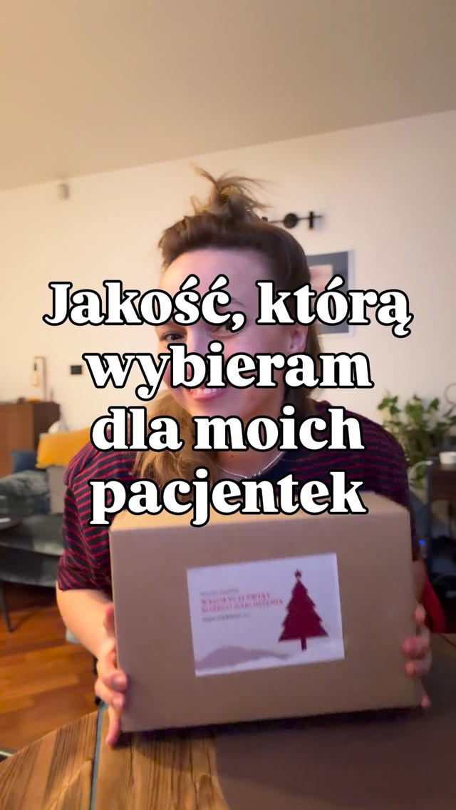 Dla mnie jakość i bezpieczeństwo ziół to absolutna podstawa. Pracuję tylko z najlepszymi firmami, a większość recepturek, które ode mnie otrzymujecie, pochodzi właśnie z TCM Bohemia @tcmbohemiapl — marki obecnej w medycynie chińskiej od 1996 roku.
Dziękuję za piękną świąteczną niespodziankę 🎄❤️
A teraz pytanie do moich pacjentek 💬😍
Wolicie ziółka w kuleczkach do łykania, czy te do picia?
Wiem, że macie na nie przeróżne, czułe nazwy, więc podzielcie się w komentarzach — jak Wy nazywacie swoje kuleczki lub wywary? 🌿💬
🌿 Zaopiekuj się sobą w Bertha Holistic.