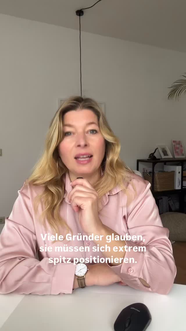Viele Gründer glauben, sie müssen sich extrem spitz positionieren.
Aber eine Nische ist kein Käfig — sie ist ein Fokus.
Schau dir dieses Beispiel an:
Eine Fotografin sagt:
„Meine Nische ist Businessportraits.“
Okay. Klein. Eng. Austauschbar.
Aber wenn sie sagt:
„Ich helfe Menschen, die vor der Kamera unsicher sind, authentisch und professionell auszusehen“
— dann hat sie eine Klammer, keine Mini‐Nische.
Sie kann:
• Gründer:innen fotografieren
• Teams
• CEOs
• Bewerbungsfotos
• Personal Branding Shoots
• Social Content
Alles unter einer klaren Botschaft:
„Ich mache dich sichtbar und souverän. Oder sogar unter dem Claim: „ich setze Menschen so in Szene, dass Business plötzlich echt wirkt“
Das ist keine Nische.
Das ist eine Identität.
Finde nicht die engste Nische.
Finde die größte Klammer, die dich einzigartig macht.
#gründer #msrketing #bafa #selbstständig #eigenesbusiness