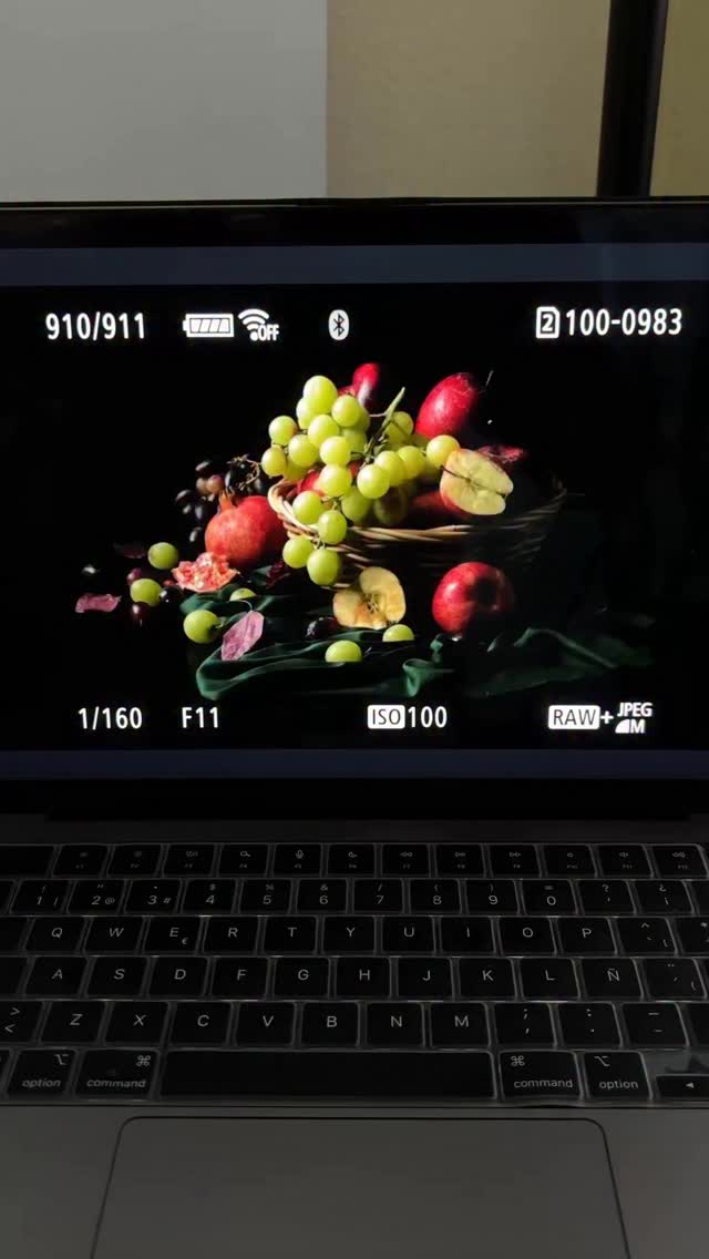 Hoy hemos trabajado bodegón clásico estilo barroco, un ejercicio precioso para entender cómo la luz, el color y la composición dialogan entre sí.
Partimos de una temática otoñal: hojas, frutos secos, ramas, texturas ásperas y colores cálidos que evocan esa sensación de recogimiento, de tiempo que pasa y de naturaleza que se transforma.
Realizamos dos bodegones:
🔸 Uno con colores análogos, donde todo respira armonía, continuidad y suavidad visual.
🔹 Otro con colores complementarios, buscando contraste, tensión y un diálogo más intenso entre los elementos.
En ambos casos, la composición fue esencial: cada objeto colocado en un lugar muy concreto, con una narrativa, un peso visual y una intención. Nada está por estar. Cada textura, cada dirección, cada vacío, construye el equilibrio final.
Y todo ello con una sola luz.
Una simple fuente lumínica nos permitió explorar direccionalidades distintas: luz lateral para acentuar el dramatismo barroco, luz frontal para suavizar formas, luz cenital para crear volumen y misterio. Es emocionante ver cómo un solo punto de luz puede transformar por completo la atmósfera.
Un ejercicio que, aunque clásico, sigue siendo uno de los mejores para entender la fotografía como lenguaje: donde cada decisión cuenta, y donde la belleza nace de la intención.
Gracias a @arantxaforcada
La segunda foto es de la genial @sabreid
#tipsdefotografia #clasesdefotografia #fotoscreativas #tutorialfotografia #cursodefotografia