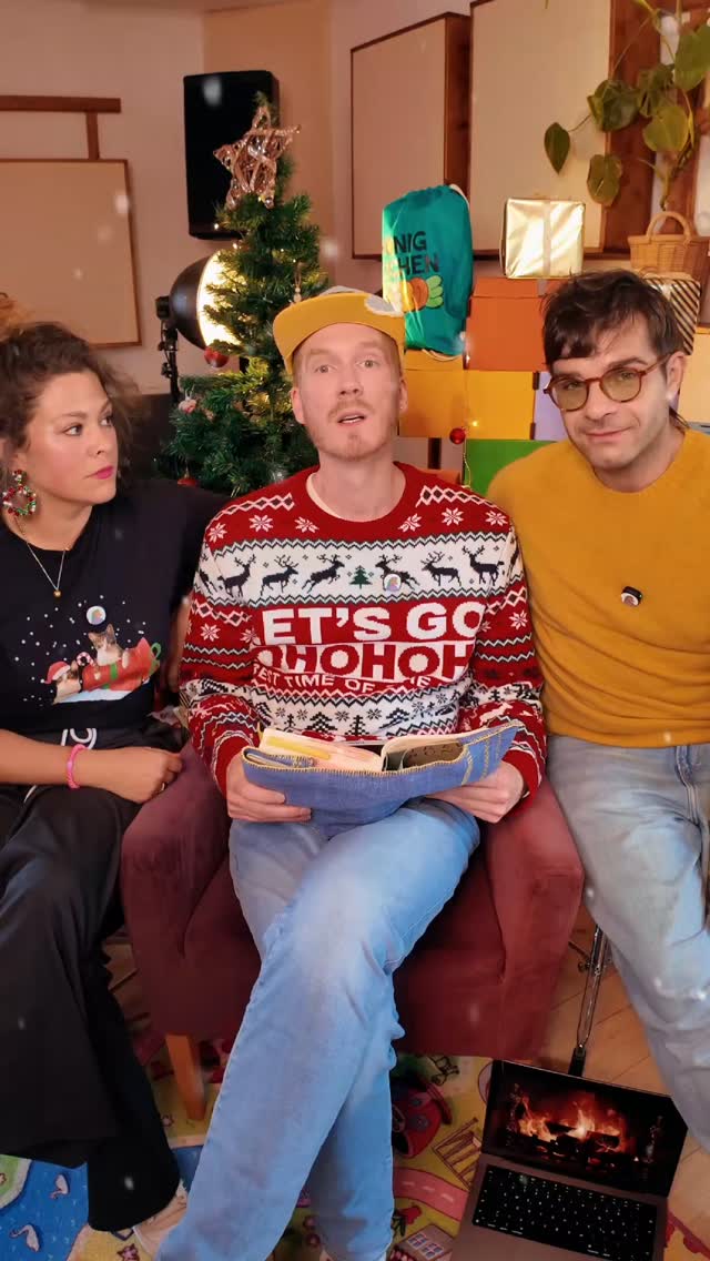 🚪 Hörspiel-Adventskalender: Das Weihnachtswunder der Honigkuchenpferde – Teil 3! 🌟
Pferdi wird größer und glücklicher, und die Geschichte vom sprechenden Fohlen verbreitet sich. Doch Weihnachten rückt näher, und ein rätselhaftes Klopfen an Heiligabend verändert alles... Wer steht vor der Tür? Erfahrt es im dritten Teil unseres spannenden Hörspiels "Das Weihnachtswunder der Honigkuchenpferde"!
Hört neue Folgen jeden Adventssonntag um 13:10 Uhr auf Toggo Radio
Seid dabei und lasst euch verzaubern!
#Weihnachtswunder #Hörspiel #Honigkuchenpferde #ToggoRadio #Adventskalender #Familienzeit #Weihnachten