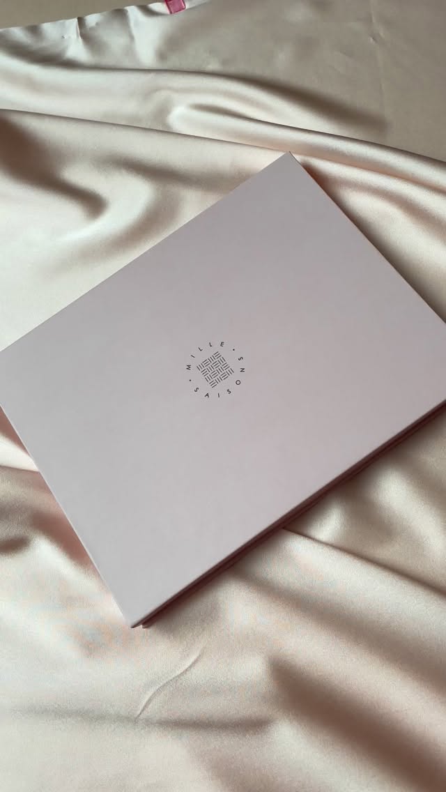 Give perfectly personalised gifts this Christmas. I’ve been busy making personalised eye masks recently. I’ve had some personalisation I would love to know the back story too as I’m sure there are some funny in jokes on some eye masks!
These have a week turnaround time at the moment so there’s still time for dispatch before Christmas 🎄
Video description- Hands open a pink Mille Saisons gift box to add a silk care card and a mid blue silk eye mask with white heat transfer vinyl added reading Rachel