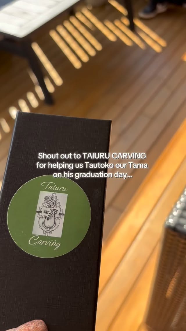 Mum is NOT OK 😭🤧💙 Ngā mihi @taiuru_carving for his beautiful Taonga 🌿 #graduation #school #māori #journey #proud @boscandraw
