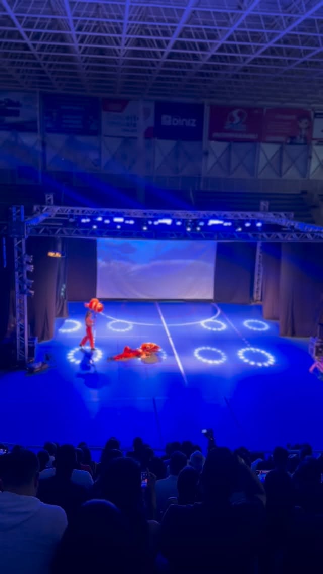 Realizamos, no mês de novembro, a emocionante apresentação teatral do @ensinoelite na Arena Multiuso.
Levamos estrutura completa para dar vida ao espetáculo:
✨ Iluminação cênica para criar atmosfera e destacar cada cena.
🔊 Sistema de som de alta qualidade garantindo clareza em cada fala.
🎤 Microfones individuais, valorizando a performance dos alunos-artistas.
Mais um projeto executado com dedicação, técnica e aquele toque especial que transforma apresentações em experiências inesquecíveis. 🎭✨
⭐️ Ariel Som e Luzes - Som, luz e emoção em cena.