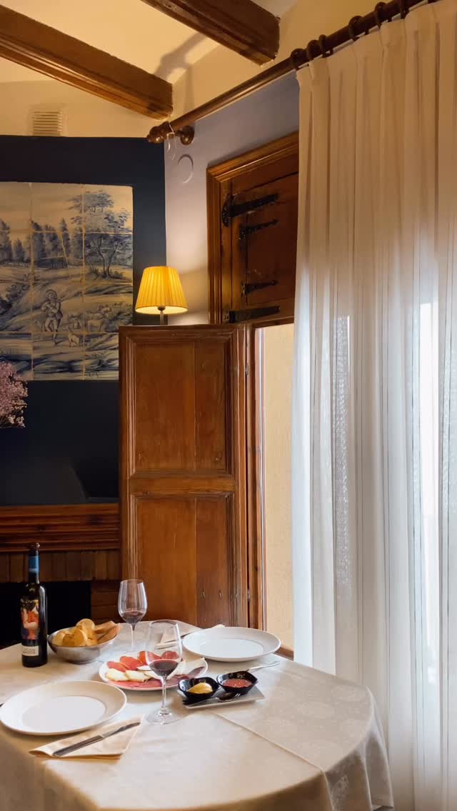 Diciembre llega cargado de encuentros, de mesas compartidas y de esos momentos que se quedan para siempre. Y para nosotros es un privilegio formar parte de ellos 🧡
Gracias a todas las personas que confiáis en nosotros para celebrar estas fechas tan señaladas 🎄
#MesonDelPastor #Morella #bibgourmand