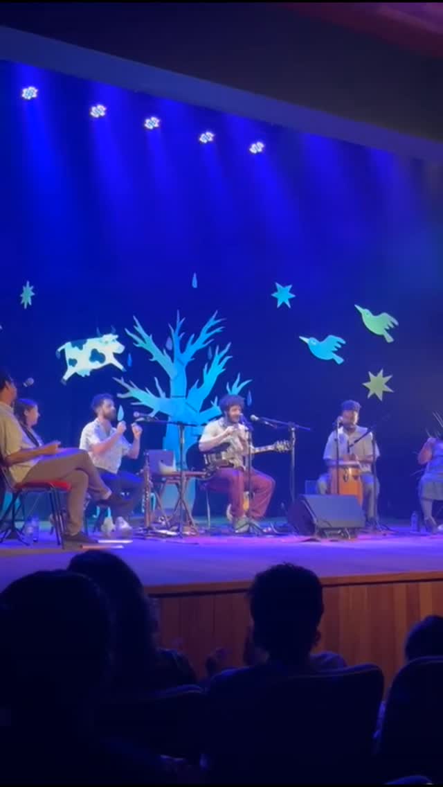 Quinta é dia de lembrar! 🤗 E hoje lembramos com carinho do nosso encontro serenante em São Leopoldo, no Teatro Municipal! 🥹✨
É tão bom quando as crianças mergulham nas histórias e se envolvem com as canções! Por aqui sentimos que nosso dever foi cumprido! 🌻🎶✨
💡 Já imaginou levar o Sereno Canto para sua escola, organização ou instituição?! É possível! 😍 E em diversos formatos: espetáculo completo, versão pocket ou oficinas!
Vem Serenar com a gente! 😌