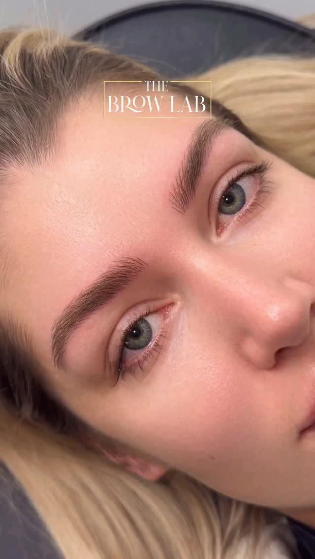 For my blonde clients I always choose a softer pigment to keep the brows looking gentle and natural. Subtle but transformative. Brow goals unlocked 🤍
#microblading #hairstrokes #hyperrealism